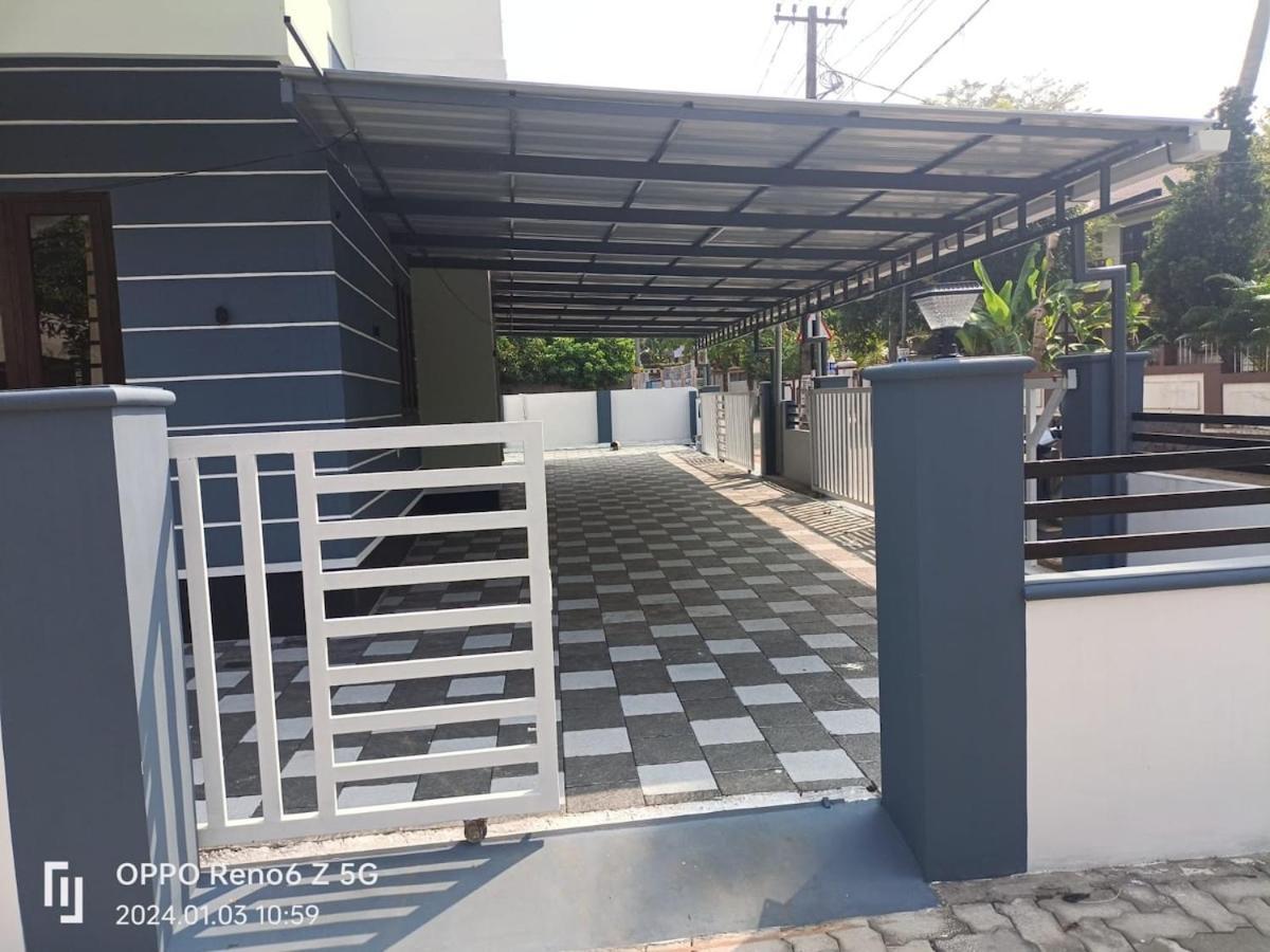Elamkulam Penthouse - 3Bhk Ac With Kitchen - Kochi Daire Chottanikara Dış mekan fotoğraf